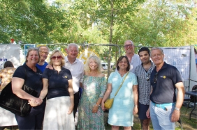 Monsieur le Maire, Olivier Falorni entouré des représentants des trois clubs Rotary et du Rotaract de La Rochelle